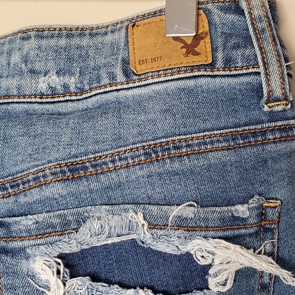 AE Tomgirl Stretch 9" High Rise distressed Jeans - Picture 5 of 9